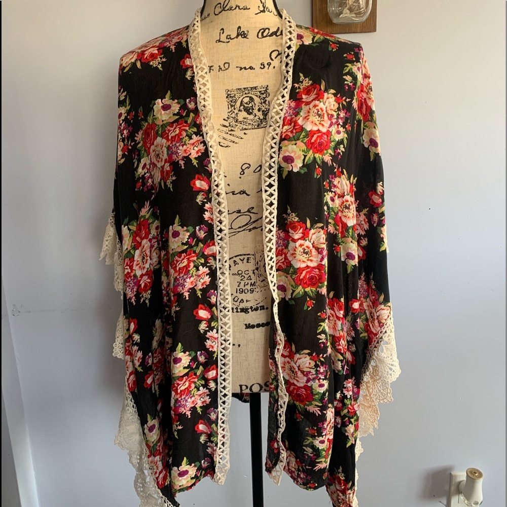 Umgee‎ Floral Print Kimono laced detailing